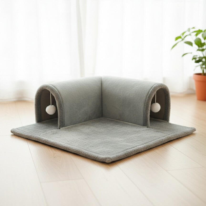 Lit multifonctionnel CoconPattes gris pour chat d'intérieur, avec tapis de repos douillet et tunnels d'activités pour stimuler le jeu et l'exploration. 