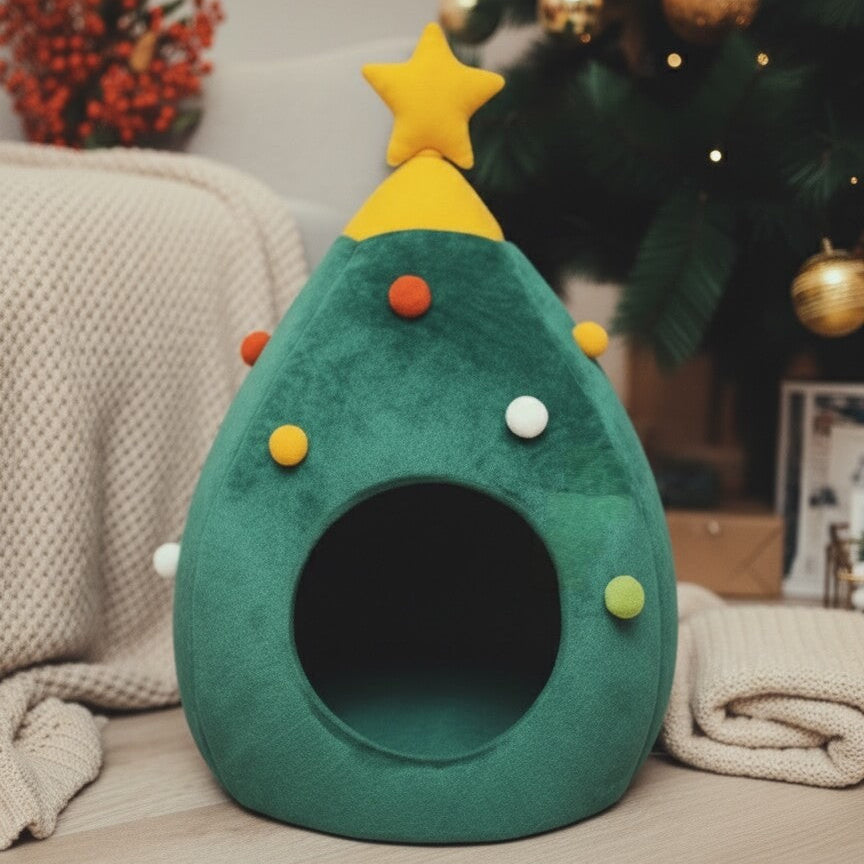 Cachette douillette et chaude pour chat, design sapin de Noël vert avec étoile jaune, présenté dans un décor idéal pour l'hiver.