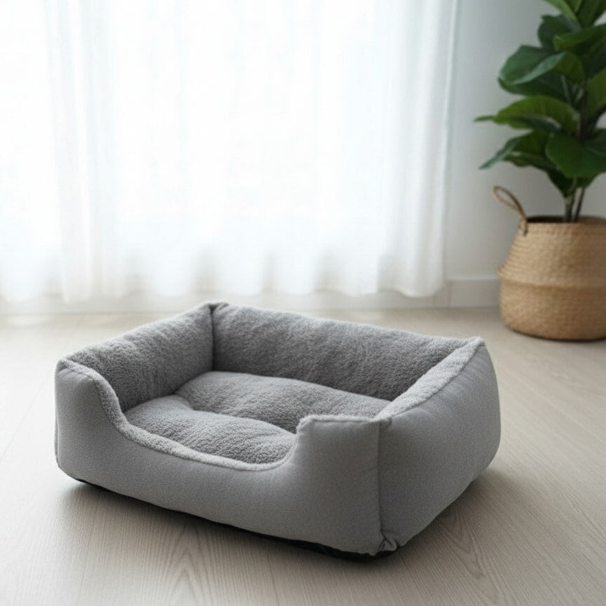 Lit rectangulaire classique CoconPattes gris clair, avec un intérieur douillet, idéal comme panier de repos sécurisant pour les chiens et les chats de toutes tailles.