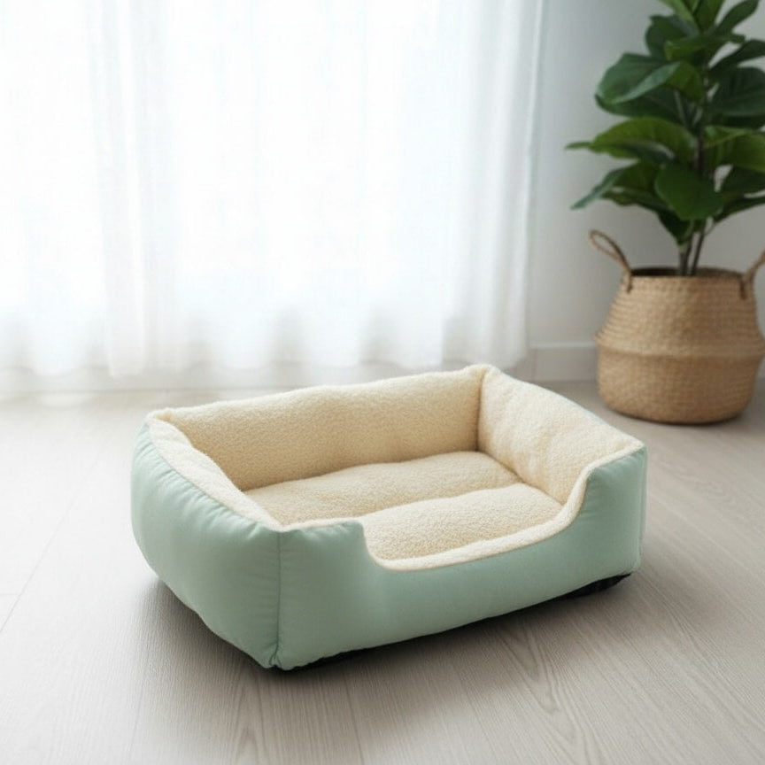 Lit rectangulaire classique CoconPattes vert menthe, panier avec intérieur crème, design moderne pour les chiens et les chats de toutes les tailles recherchant un soutien douillet.