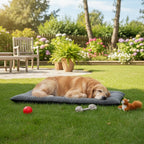 Grand chien Golden Retriever endormi paisiblement sur un lit canapé XXL CoconPattes orthopédique et moelleux, idéal pour un repos confortable en extérieur.